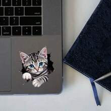 1张汽车乙烯基贴纸 - 可爱的灰色虎斑小猫，蓝眼睛从洞里探出头来，采用自粘防水耐用乙烯基材料，适用于汽车车窗、车身、笔记本电脑、头盔、滑板和光滑表面，酷炫动物贴纸 - 貓貓貼紙 - 查看 10