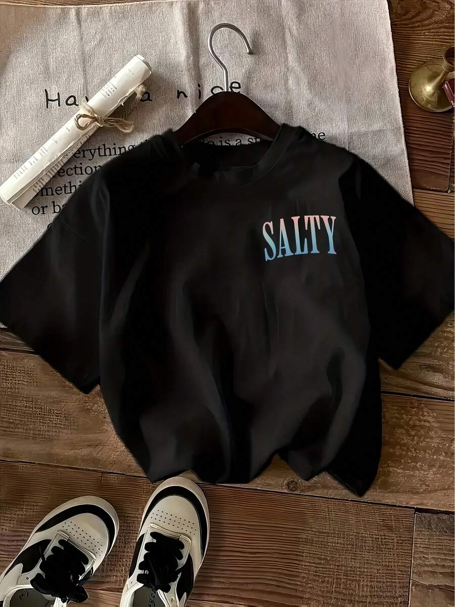 Camiseta de Mujer con Estampado Gráfico SALTY - Negra, Casual, de Manga Corta y Cuello Redondo, con Letras Rosas y Azules, Ligera, para Verano y Primavera, Lavable a Máquina, Camisetas para Mujer, Camiseta Cómoda para Uso Diario, Corte Relajado, Ropa de Fin de Semana, Material Transpirable, Camiseta Estampada, para Adultos, Estilo Y2k - Blanco - Ver 1
