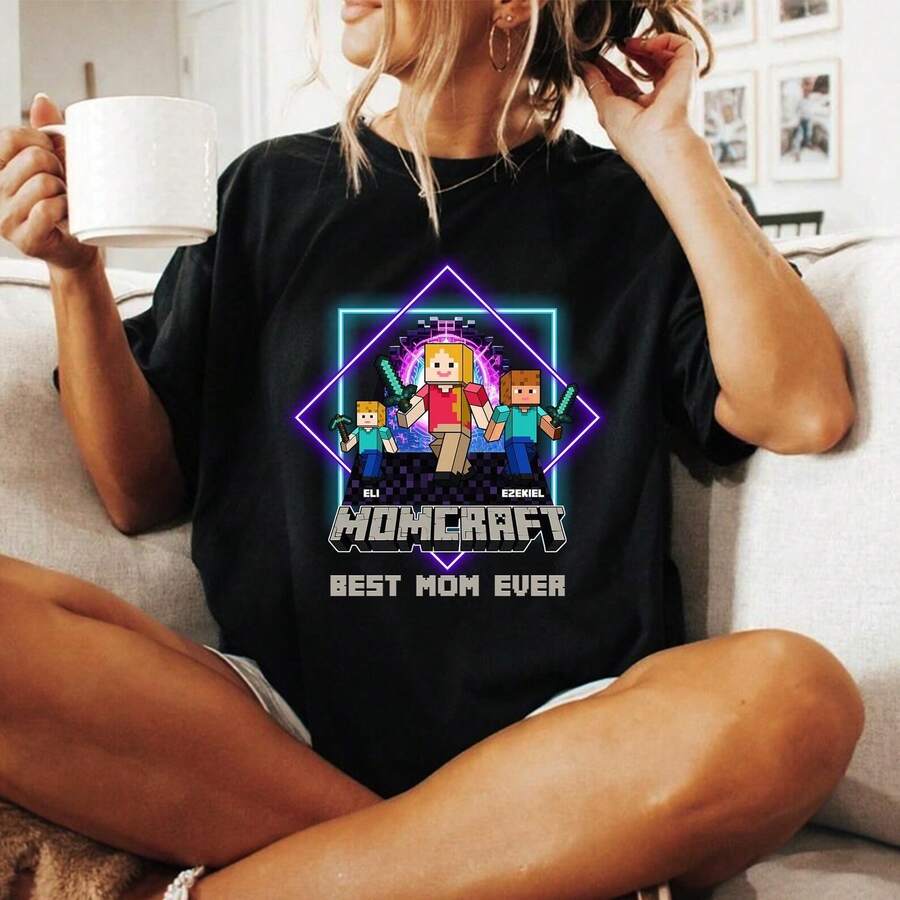 Camiseta Momcraft T1EE WoM1en Best Mom Ever, Camiseta personalizada para mamá y T1EE, Regalo personalizado para el Día de la Madre, Camiseta para mamá gamer, Camiseta familiar M1inecraft Camiseta de algodón suave de 220 g para hombres y mujeres, hecha de tela premium duradera y agradable para la piel con un tacto suave, adecuada para todas las formas corporales y para uso diario. Tops casuales ligeros y transpirables, conjuntos elegantes a juego para otoño, perfectos para la vida diaria, actividades al aire libre, viajes, vacaciones y varias fiestas temáticas durante todo el año. - Negro - Ver 1