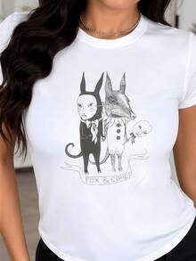 Dos criaturas con forma de zorro y cometa vestidas elegantemente simbolizan la unión entre lo salvaje y lo cósmico reflejando una conexión entre fantasía y naturaleza camiseta de mujer casual con estampado artístico moderno ideal para uso diario - Blanco - Ver 1