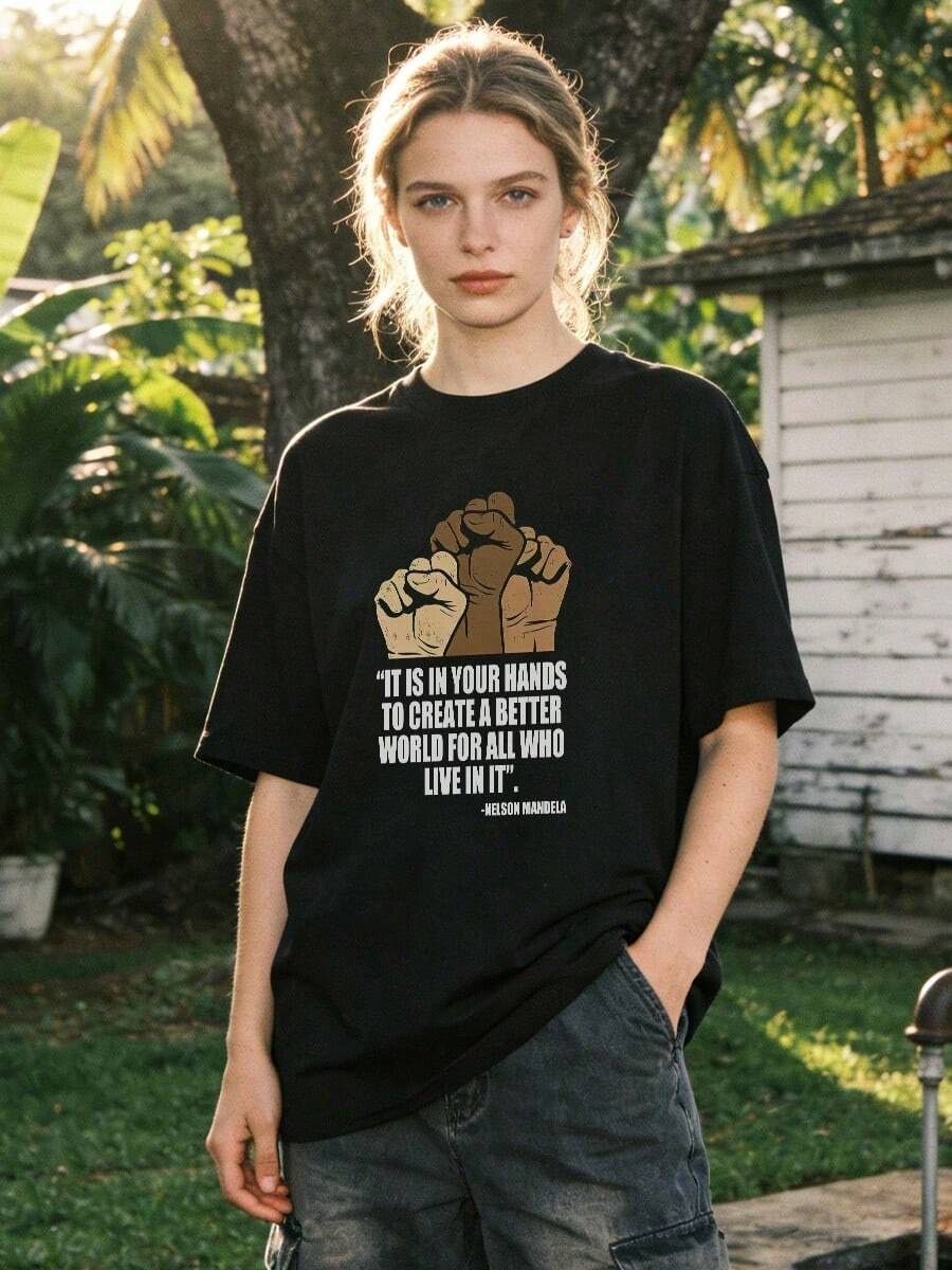 Women's Summer Clothing, Soft And Casual Cotton T-Shirt With A Round Neck, Featuring The Phrase "IT'S IN YOUR HANDS TO CREATE A BETTER WORLD FOR ALL WHO LIVE IN IT" Printed On The Design. Black Color. - 黑色 - 查看 1