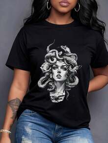 Medusa With Snakes In Her Hair, Her Mysterious Gaze Represents Ancestral Power, Feminine Strength, And Enigmatic Beauty For Those Seeking A Unique Garment. Women's T-Shirt, 100% Cotton, Casual, Urban, Exclusive, Maija Curvy Woman. - 黑色 - 查看 7