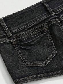 SHEINxHITOMI ROMWE Shorts de Mezclilla para Mujer, Estilo Vintage, Desgastados, de Cintura Baja, con Tachuelas y Calaveras, Sexy - Negro - Ver 4