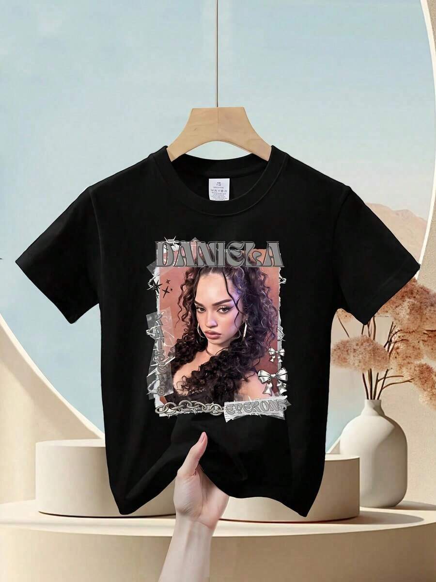Camiseta unisex de algodón puro, KATEYECamiseta impresa de Daniela del grupo coreano Y2K para niños y niñas-Camisa de Manga Corta con Cuello Redondo y Patrón de Collage en Blanco y Negro de Drama Coreano Vintage, Regalo de Cumpleaños para Niños y Ropa Casual para Atuendos Diarios, Blusasparamujer,blusasparamujerfiesta,playeraselmujer,blusascasualesparadama,sudaderas,camisaselmujer,ropaelmujer,blusasbonitas,ofertasyliquidacionesropamujer,motfmujerpremium,elegantemujer,camisetasparahombre, manfinityhombre,playeraselhombrecasual,playerasparahombre,dazyhombre,streetwear,cosasparahombre,playerasnegras NV3A - Negro - Ver 1