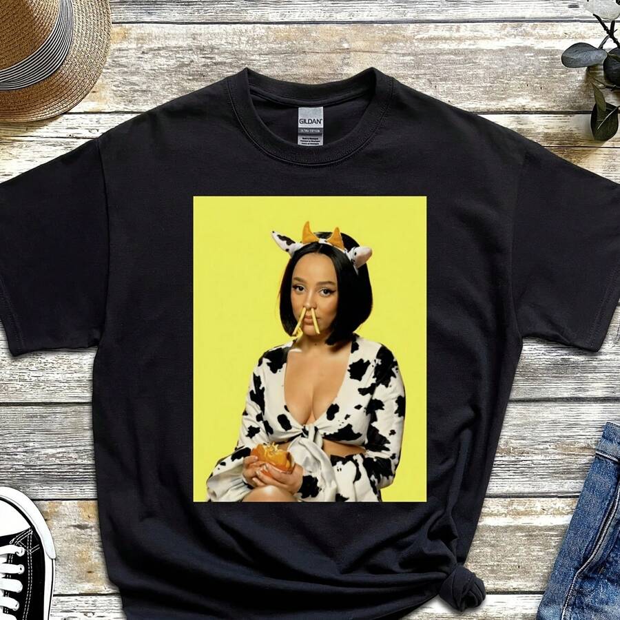 Doja Cat 'Scarlet Tour 03' T-Shirt Uni Cotton Tee220g Heavyweight 100% Cotton T-Shirt. Butterfly Print. Unisex Sizing. Round Neck Inspirational T-Shirt. Cute And Beautiful Y2K-Inspired Summer Top, Perfect For The Outdoors, Home, Work, Or Street Wear. Casual, Loose-Fitting Everyday T-Shirt. - 黑色 - 查看 1