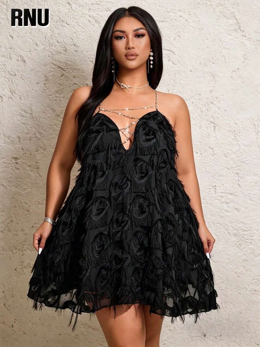 RNU Đầm nữ cỡ lớn thanh lịch bằng vải chiffon không co giãn, họa tiết hoa 3D, cổ chữ V, dây mảnh, lưng chéo đính dây xích lấp lánh, dáng chữ A, thích hợp cho buổi hẹn hò lãng mạn. - màu đen - Xem 1