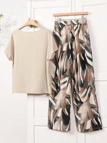 Conjunto de 2 piezas para mujer con blusa de unicolor de cuello redondo y manga corta, y pantalones anchos con estampado de flores para el verano - Caqui - Ver 2
