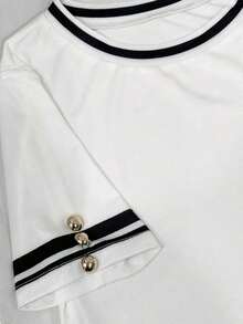 Camiseta de manga corta con estampado de rayas negras y blancas, decoración de botón de metal, para uso casual y de oficina para mujeres - Blanco - Ver 5