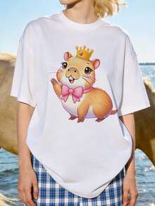 Camiseta de manga corta con cuello redondo suave y casual para mujer, con estampado gráfico de princesa capibara, ideal para uso diario. Color blanco. - Blanco - Ver 2