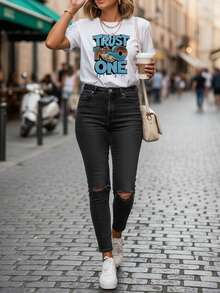 VivaGlam-Graphic T-Shirt for Women Featuring The Phrase 'Trust No One' with Striking Blue And Brown DDT Effect Lettering. This Vintage Street Style Round Neck Short Sleeve Shirt Offers a Comfortable Regular Fit - Blanco - Ver 7