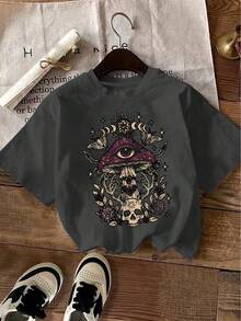 Size Plus, This T-Shirt Features A Fantastical Design Incorporating Occult Symbols, Including A Levitating Eyeball, A Flying Agaric Mushroom, An Ouroboros, A Skull, And Lunar Phases-All Surreal Elements. The Overall Visual Style Blends Dark Magic And Cosmetics. - 深灰色 - 查看 6
