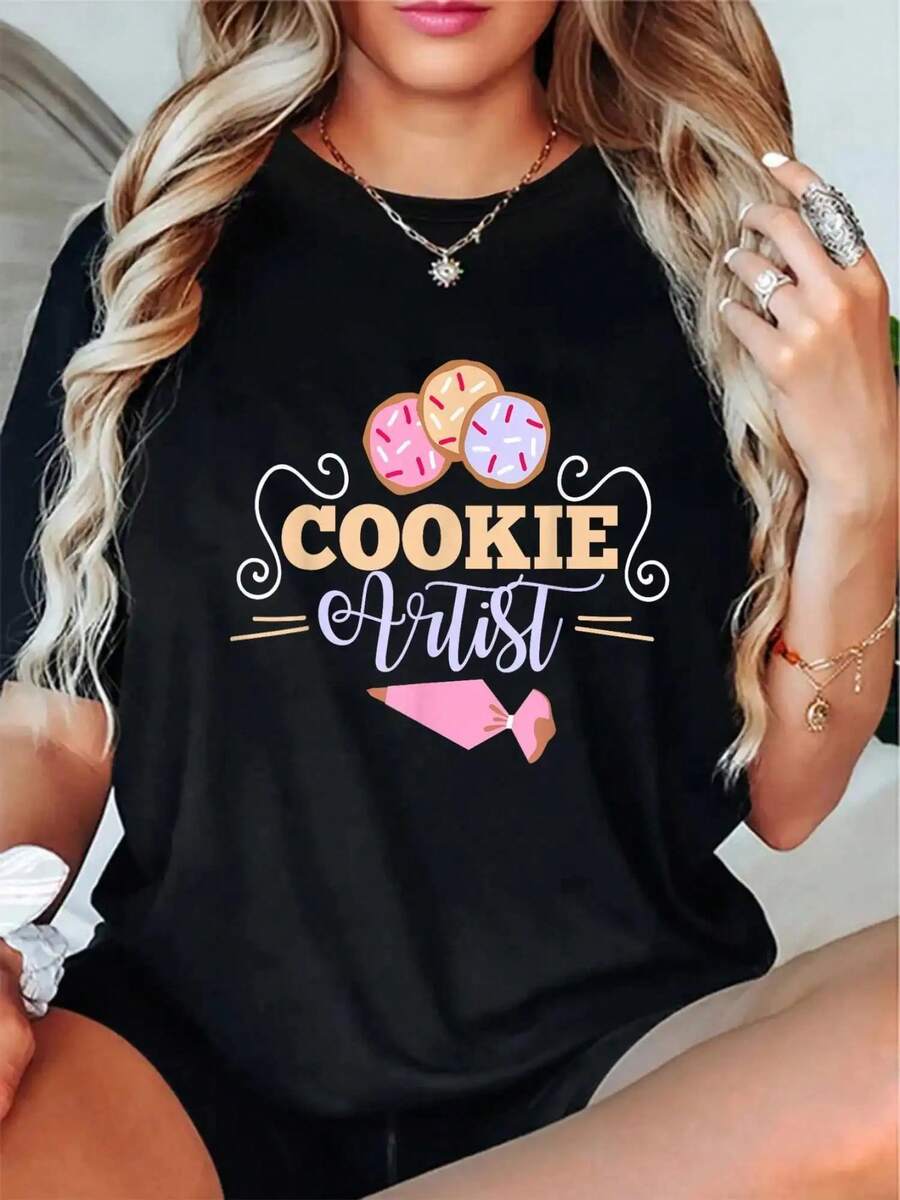 Camiseta de tela suave para mujer con diseño de artista de galletas - Divertido diseño de repostería con estampado de letras coloridas, top de manga corta con cuello redondo suave, ropa casual y con humor para entusiastas de la repostería, mercancía para fans, ajuste cómodo con estampado divertido. - Negro - Ver 1