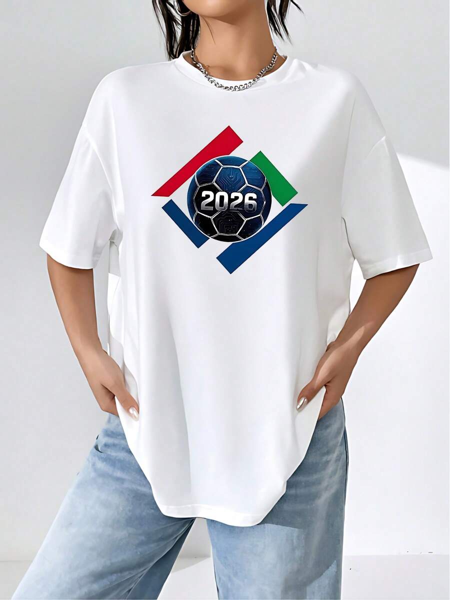 Balón de fútbol con el número 2026 rodeado por formas geométricas rojas verdes y azules que simbolizan unión energía y pasión por el deporte camiseta de mujer 100% algodón cómoda moderna y perfecta para fanáticas del fútbol mundial - Blanco - Ver 1
