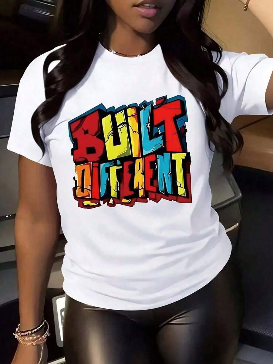 Camiseta de manga corta para mujer, de corte holgado, negra y estampada, con el llamativo eslogan "Built Different" - Top casual de cuello redondo y manga corta, de tela cómoda y transpirable, ideal tanto para uso motivacional como casual, imprescindible para combinar en todas las estaciones (lavable a máquina) - Corte en H semitransparente, diseño de letras en bloques de colores brillantes, corte holgado adecuado para mujeres, patrón geométrico, longitud regular, mangas rectas, sin relleno, estilo pullover, adecuada para todas las estaciones, camiseta de mujer, camiseta de manga corta para mujer, camiseta de 180g 100% algodón, estilo casual. - Blanco - Ver 1