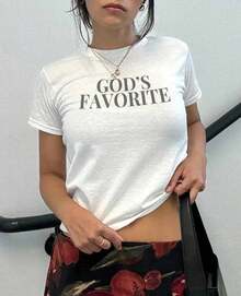 Women's Short-Sleeved Crop Tops, Printed With The Slogan "God's Favorite", Y2K Style Fitted T-Shirt, 90s Vintage Style, Religious Gift For Mother's Day, Casual. - 白色 - 查看 7