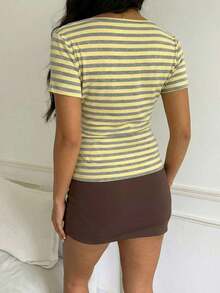 Camiseta de manga corta casual minimalista y sexy con hombros descubiertos a rayas rosa y gris, adecuada para primavera/verano.Las rayas rosa y gris te hacen ver talla grande blanca de piel. - Amarillo - Ver 2