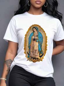 Imagen sagrada y divina de la Virgen de Guadalupe con su manto azul y estrellas doradas manos en oración sobre la luna creciente y rayos celestiales representando fe y esperanza eterna Camiseta de mujer 100% algodón,maija mujer curvy. - Blanco - Ver 7