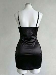 Vestido elegante de mujer de satén liso, de lujo, con tirantes finos, fruncido y escote bajo en la cintura - Negro - Ver 2