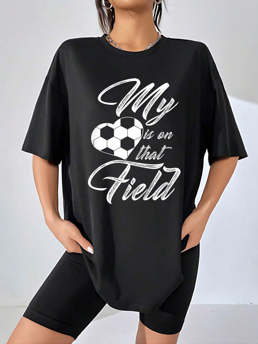 Corazón formado por balón de fútbol que simboliza amor y pasión por el deporte y energía en cada juego camiseta de mujer casual cómoda de 100% algodón ideal para fanáticas del fútbol y uso diario - Negro - Ver 1
