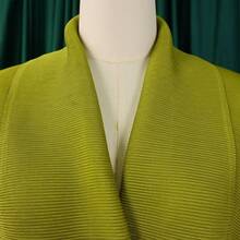 Conjunto de dos piezas para mujer: top asimétrico con pliegues y nudo, junto a falda degradada - amarillo verdoso - Ver 6
