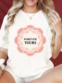 Women's Black T-Shirt With A "Forever Yours" Floral Design, Featuring A Relaxed Fit And Graphic Print-A True Fashion Statement. Suitable For Family Gatherings, Holiday Parties, Sports Activities, Vacation Parties, Outings, And Other Festive Occasions. Comfortable, Versatile Short-Sleeved Top. - 白色的 - 查看 6