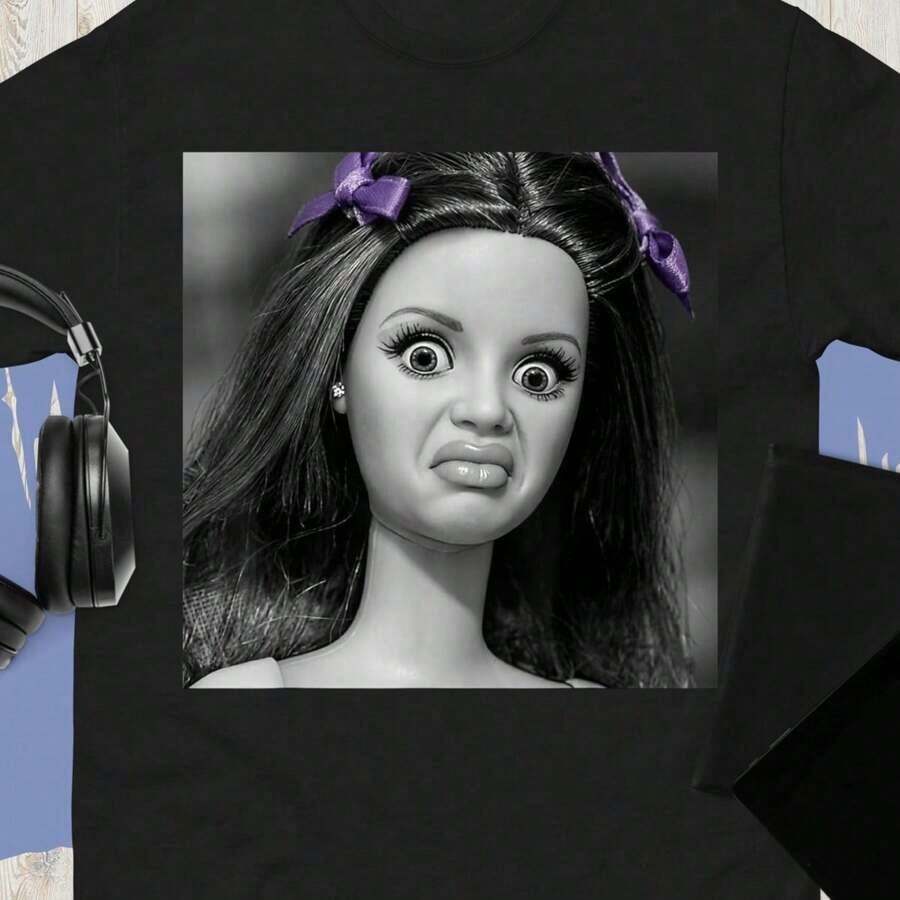 Camiseta Vintage de Estilo Urbano para Mujer con Diseño de Cara de Muñeca Divertida - Camiseta de Regalo con Humor Sarcástico y Expresión Icónica, Ajuste Casual y Cómodo, Adecuada para Uso Diario, Lavable a Máquina para Fiestas de Oficina y Atuendos Cotidianos, 100% Algodón Transpirable - Negro - Ver 1