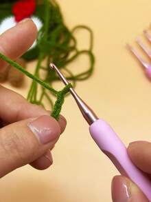 Bộ 8 kim móc len màu gradient, tay cầm bằng cao su mềm dày chống trượt, thiết kế tiện dụng, phù hợp cho việc đan móc hàng ngày và luyện tập cho người mới bắt đầu. - Móc đan màu hồng chuyển sắc - Xem 4