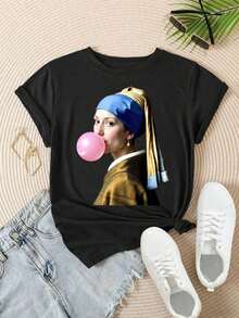 Camiseta Casual de Manga Corta para Mujer - Diseño de Chica con Pendiente de Perla Soplando una Goma de Mascar Rosa, Cuello Redondo, Top de Verano, Lavable a Máquina, Camisetas para Damas, Ropa Casual, Estilo Moderno, Ajuste Cómodo  
 -Blanco - Negro - Ver 2