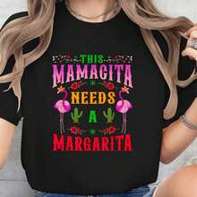 Women's Funny T-Shirt "This Mom Needs A Daisy" - Cinco De Mayo Party Outfit With Floral And Cactus Print - Soft Black T-Shirt With Red, Green, Pink, And Yellow Lettering - Casual Mexican Style Clothing For Birthdays, Bachelorette Parties, Machine Washable T-Shirt For Everyday Wear, Birthday Celebrations, Glitter Lettering, Comfortable Fitted Short Sleeve T-Shirt, Festive Outfit - 黑色 - 查看 8