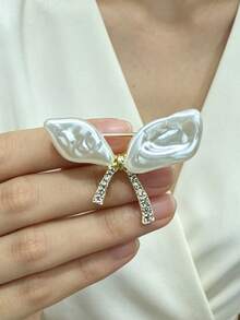 1pc Asymmetrical Faux Pearl Bow Brooch, Suitable For Women To Wear. Unique And Elegant Brooch. Exquisite High-End Clothing Anti-Exposure Pin, Can Cover Skin, Suitable For Wearing Out, Ideal Accessory For Suits, Perfect Accessory For Summer Sun Protection, Perfect Gift For Halloween, Christmas - Multicolor - View 8