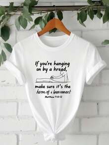 Camiseta de manga corta de mujer - Una camiseta blanca con la frase 'Si te cueas de un hilo, asegúrate de que sea el borde de unrenda' de Mateo 9:10-12. Este top casual tiene un cuello redondo, está hecho de material suave elástico, es lavable en máquina - Blanco - Ver 2