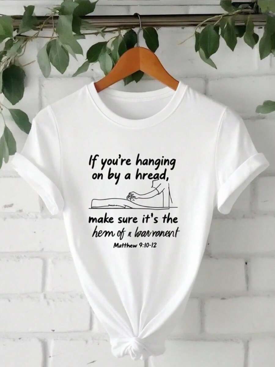 Camiseta de manga corta de mujer - Una camiseta blanca con la frase 'Si te cueas de un hilo, asegúrate de que sea el borde de unrenda' de Mateo 9:10-12. Este top casual tiene un cuello redondo, está hecho de material suave elástico, es lavable en máquina