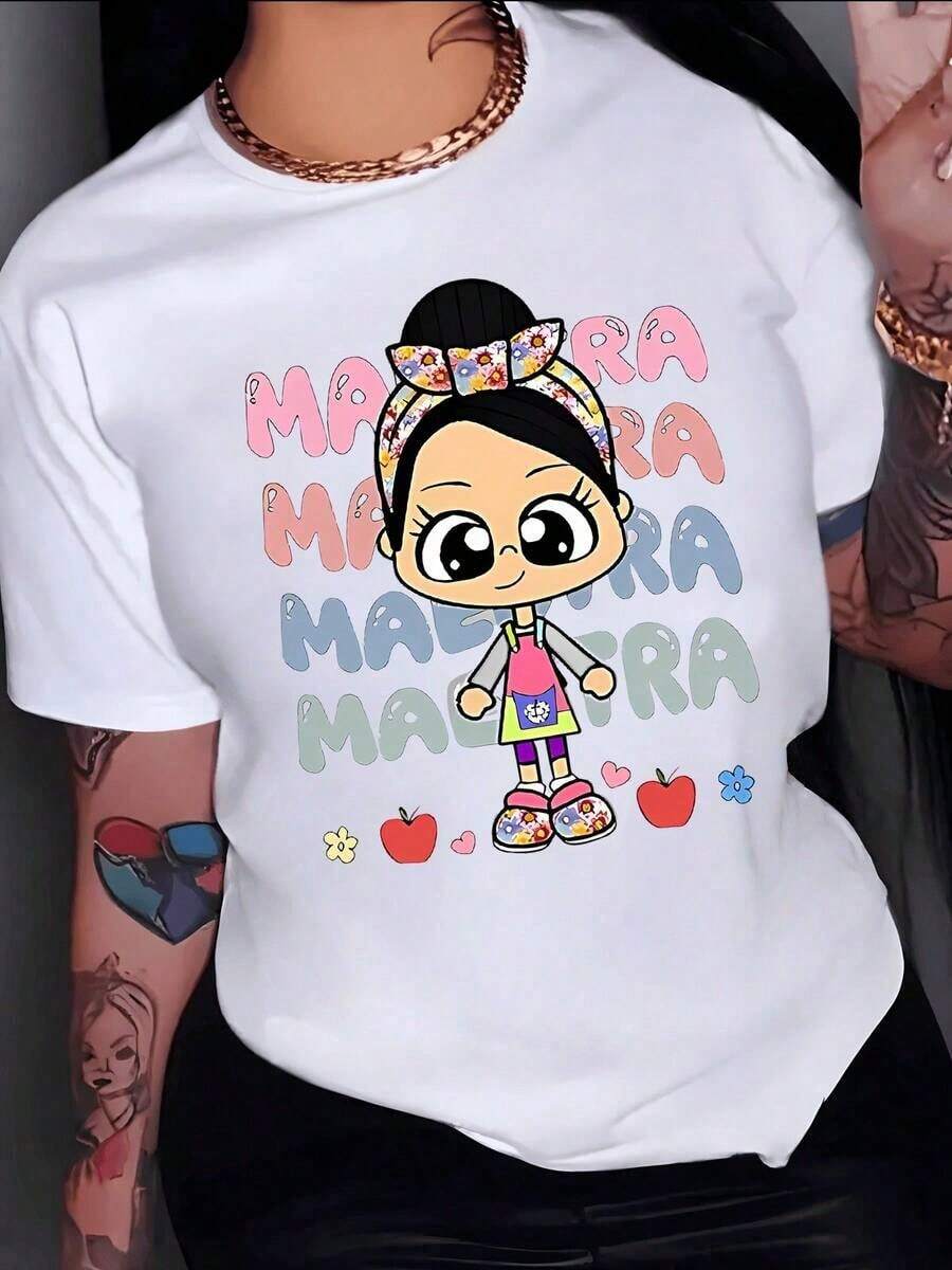 NewSummerCasualIlustración de una mujer caricaturizada con la palabra MAESTRA repetida en colores pastel simbolizando gratitud y admiración hacia las educadoras camiseta para mujer 100% algodón cómoda y alegre-Vintage Street Style Unisex Loose Cotton Short Sleeve Crew Neck T-Shirt - Blanco - Ver 1