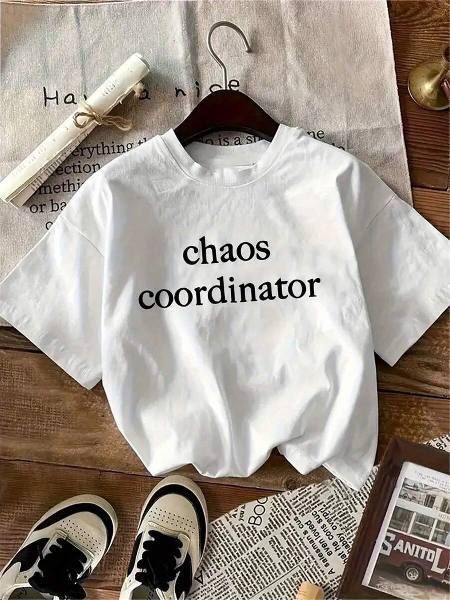 Camiseta Gráfica Divertida para Mujer "Chaos Coordinator" - Camiseta Blanca con Letras Negras Atrevidas - Corte Relajado para Uso Diario Casual - Prenda Esencial para Todas las Temporadas - Regalo Perfecto de Cumpleaños u Oficina para Mujeres, Ropa Humorística, Diseño Divertido, Tela Cómoda, Top con Estampado, Camiseta Y2K para Mujeres Divertidoras - Blanco - Ver 1