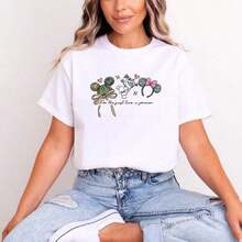 Camiseta de manga corta para ir al trabajo en verano, versión ligeramente holgada para mujer, estampado con una combinación de letras blancas de baja saturación en el pecho, tejido de algodón suave y peinado que se adapta a la piel, adecuada para el trabajo en la oficina y la vida social ligera, combinada con pantalones de traje para mostrar una blusa elegante - Blanco - Ver 1