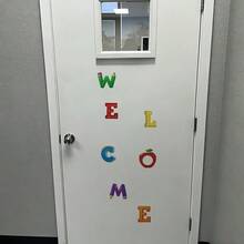 1 pieza Pegatina de pared cálida y acogedora para niños "Bienvenido" de vuelta al colegio, letras de papelería con acentos de manzana, semi-mate de PVC, reutilizable, para el hogar, la sala de homeschool, el aula familiar, el rincón de estudio tranquilo - Multicolor - Ver 2