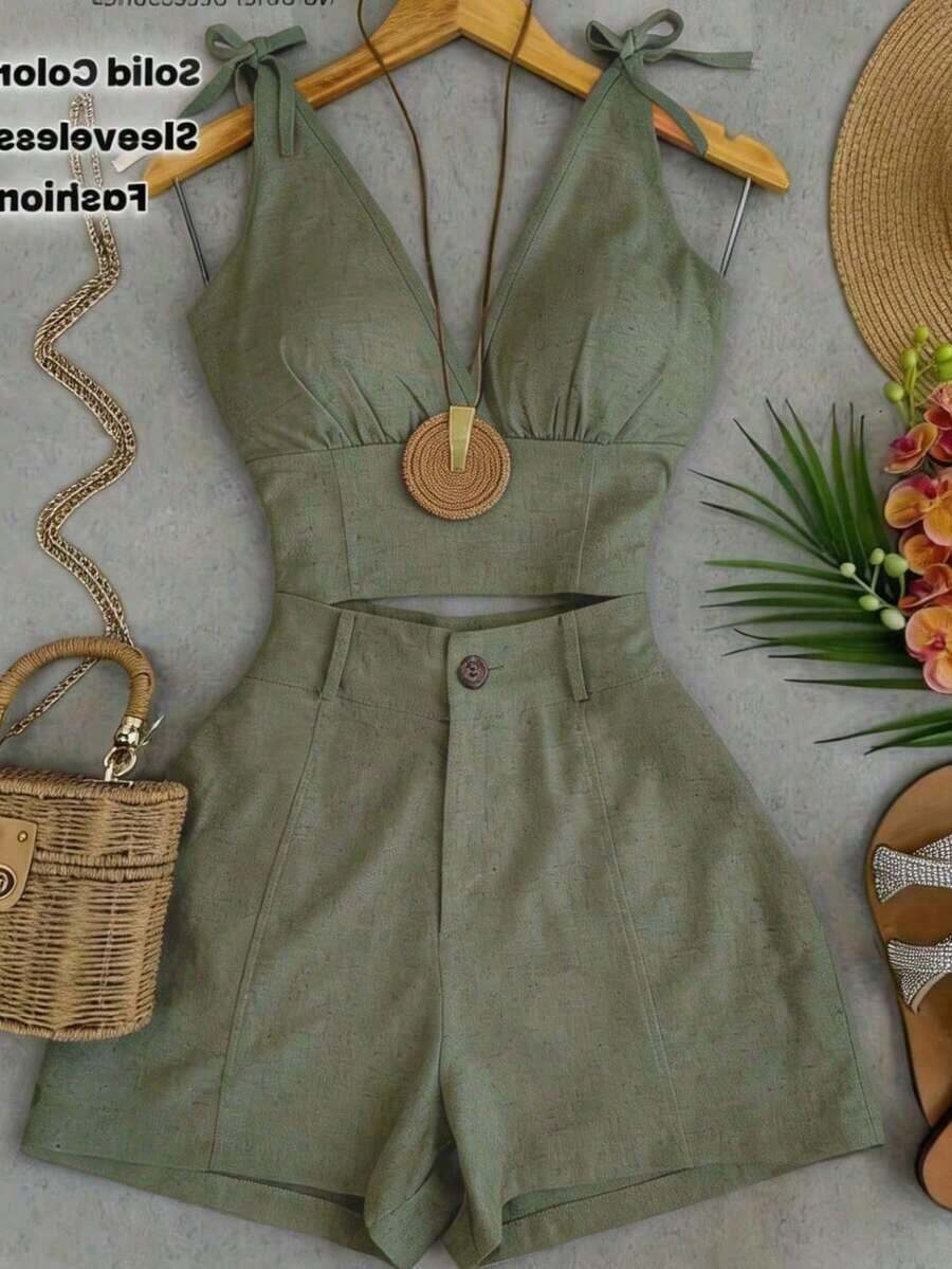 Conjunto informal de mujer con camiseta de tirantes con pliegues y nudo en el hombro, y pantalones cortos de unicolor - Verde militar - Ver 1