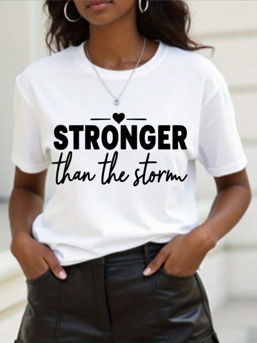 Camiseta blanca sobredimension "más fuerte que la tormenta" de las mujeres con letras negras y acento del corazón - cita motivacional camiseta de cuello tulado de manga corta, top informal transpirable para tre informal, regalo inspirador (Halloween / Navidad) - uste suelto