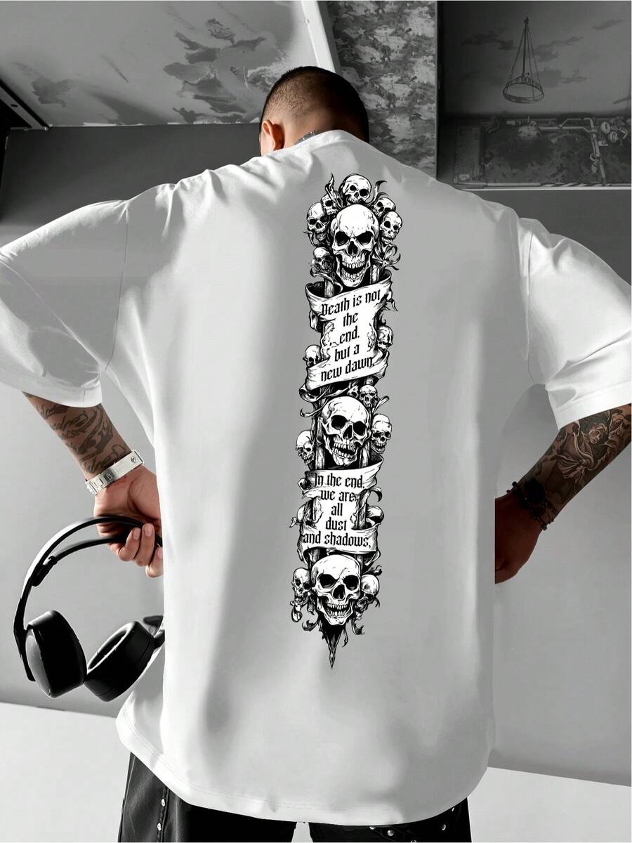Una camiseta casual imprescindible con estampados de calaveras y letras de estilo gótico oscuro, perfecta para hombres a la moda. - Blanco - Ver 1