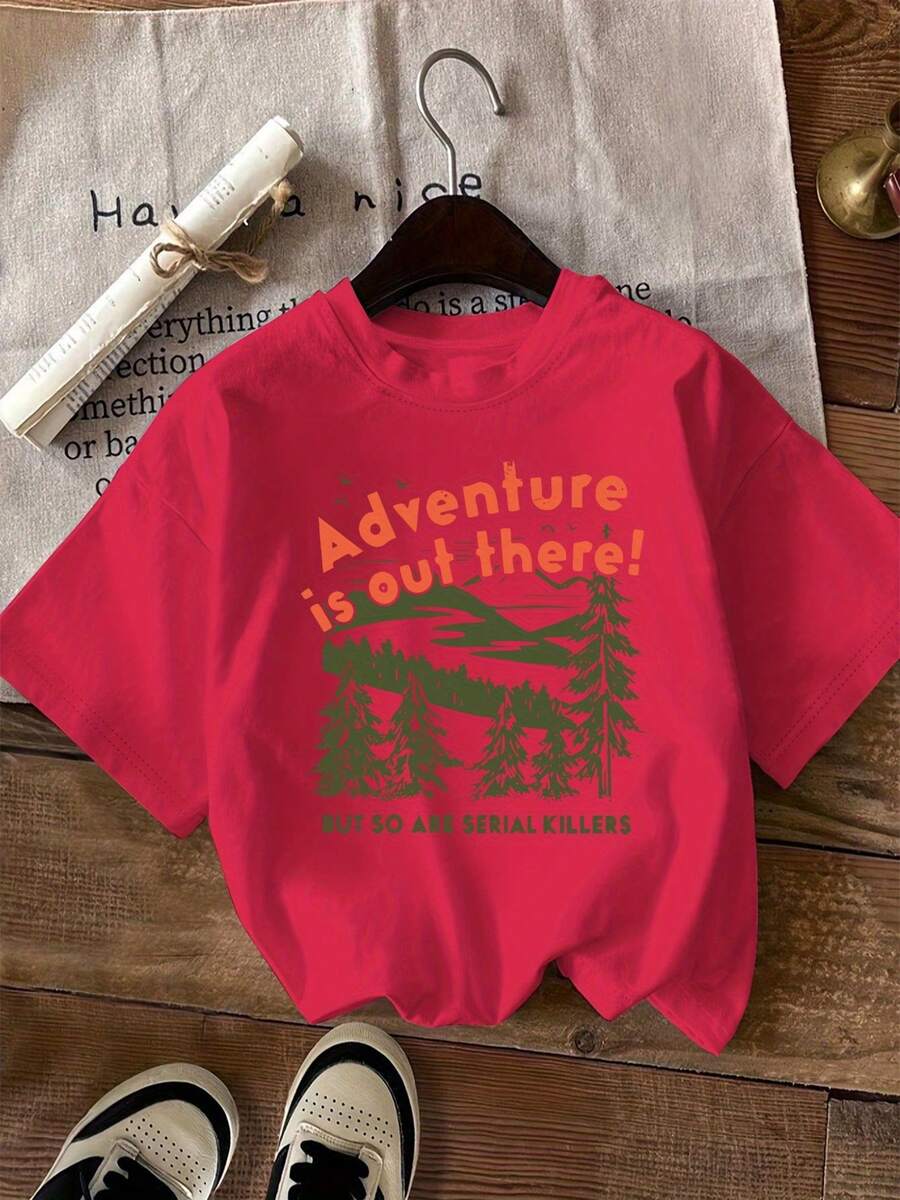 Camiseta Gráfica de Manga Corta para Mujer Talla Grande - "¡La Aventura Está Ahí Fuera!"Estampado de Pino y Letras, Camiseta Casual de Cuello Redondo de Corte Holgado, Lavable a Máquina, Ropa de Primavera Verano para Exteriores, Camisetas para Mujer, Camiseta con Estampado Escénico, Tela Cómoda - Rojo - Ver 1