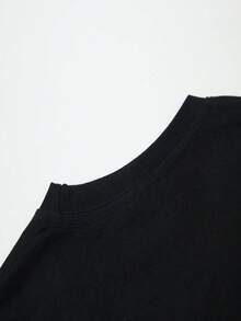 Camiseta de mujer con cuello redondo y estampado de letras y anime, de diseño sencillo, cómoda y transpirable, adecuada para el uso diario informal, que muestra un estilo natural y elegante, imprescindible para fiestas de verano, enviada localmente con adornos de piedras preciosas y metal. - Negro - Ver 3