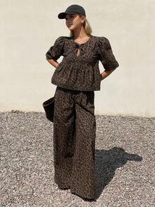Blusa de mezclilla con cuello de corbata, mangas abullonadas y volante, y pantalón vaquero de pierna ancha - Café integral - Ver 8