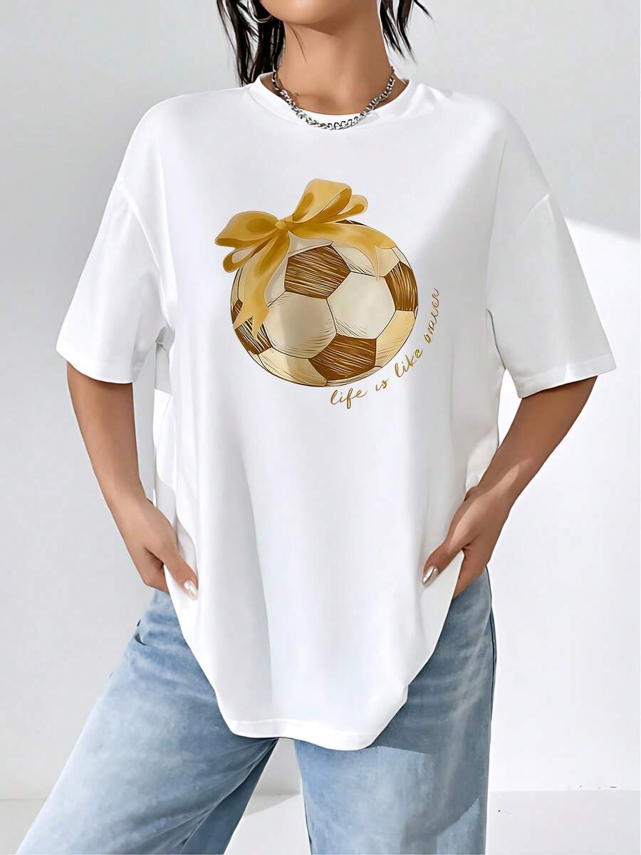 Balón de fútbol dorado con lazo que simboliza pasión y alegría por el deporte y la vida acompañado de la frase life is like soccer que inspira motivación y energía camiseta de mujer 100% algodón casual cómoda y moderna para uso diario - Blanco - Ver 1