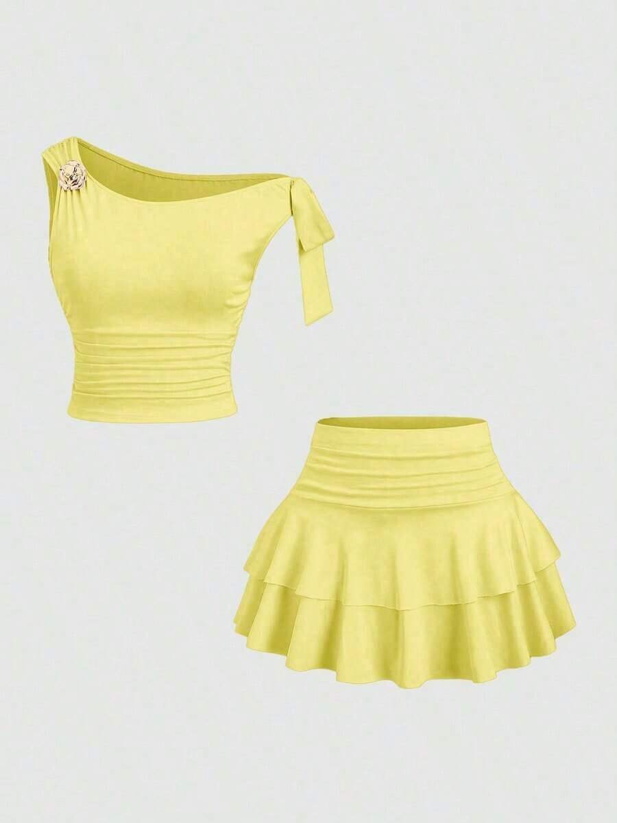 Conjunto de top de tirantes y minifalda plisada y con decoración de flores metálicas para mujer, ideal para el verano - Amarillo - Ver 1