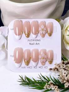 Bộ 10 móng giả dán thủ công hình hạnh nhân, màu trắng trong suốt kiểu Pháp. Sử dụng nền màu nude nhẹ nhàng, chúng được vẽ tay viền và đường kẻ kiểu Pháp màu trắng với bột gương vàng. Được chế tác bằng gel trong suốt thủ công, trang trí bằng hạt thép vàng và ngọc trai trắng. - Nhiều màu - Xem 2