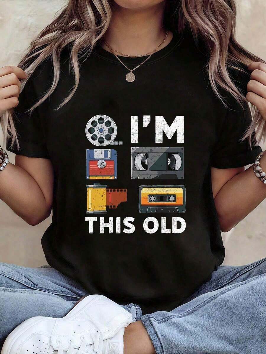 Tallas Grandes - Tallas Grandes - Nostalgia de la Tecnología Retro, Así de Mayor Soy.Camiseta de manga corta con cuello redondo para mujer de talla grande, con estampado de disco flexible y casete, para primavera y verano. - Negro - Ver 1
