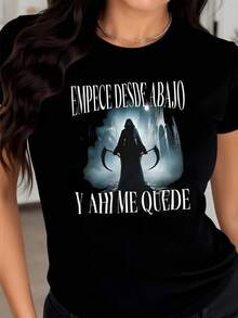 Figura sombría con capucha sosteniendo dos hoces ante una luz azul que simboliza la fuerza interior y la persistencia en tiempos difíciles camiseta de mujer moderna cómoda y atractiva - Negro - Ver 1