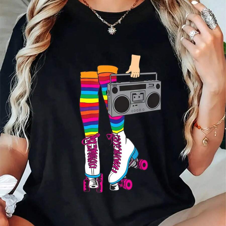 Graphic T-Shirt fclothes Retro Skateboarder Woman - Vintage Skateboarding clothes with Cassette Tape And Leggings, Soft Fabric fclothes Skateboarding, Casual Outfits - Streetwear T-Shirt fclothes All Times, Skateboard Accessclothesies, Comfclothestable Shirt, Seasonal Clothing, Playful clothes, Breathable Material, Shclothest-Sleeved T-Shirt, Fashion Enthusiasts, Street Fashion, Funny Printed T-Shirt, Washable Fabric, Printed Shirt, Fashion Lovers. - Negro - Ver 1