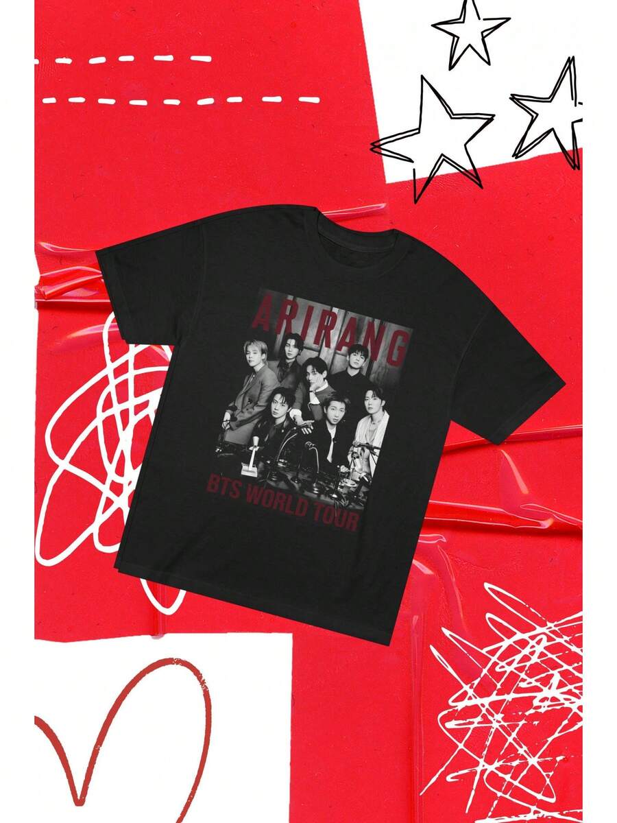 Arirang World Tour T-shirt | Inspirerad K-Pop-tröja | ARMYFan | T-shirt i vintage konsertstil | Unisex streetwear, konsertkläder, festivalkläder för kvinnor, t-shirt, sommarkläder, festkläder, streetstyle, kläder för varmt väder, semesterkläder, utomhuslek, vardagskläder, perfekt för fest och familjesemester. - Svart - Visa 1
