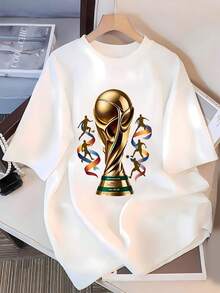 El estampado muestra una copa dorada que simboliza la pasión y la gloria del fútbol rodeada de figuras de jugadores en movimiento con cintas de colores que transmiten energía y unidad camiseta de mujer 100% algodón cómoda moderna y perfecta para fans del deporte - Blanco - Ver 3